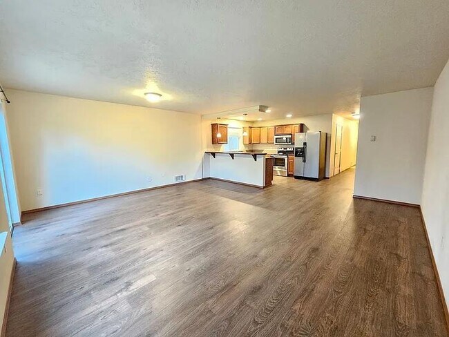 Building Photo - Garden Springs Duplex