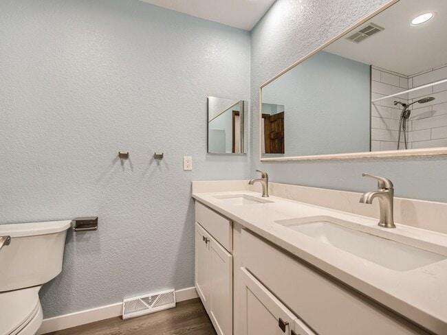 Building Photo - Charming 4 Bedroom 2.5 Bath in Lakewood!