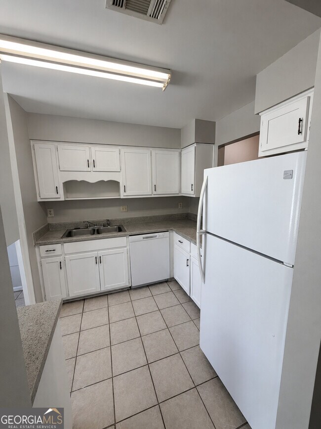 Building Photo - 425 Admiral's Walk Dr