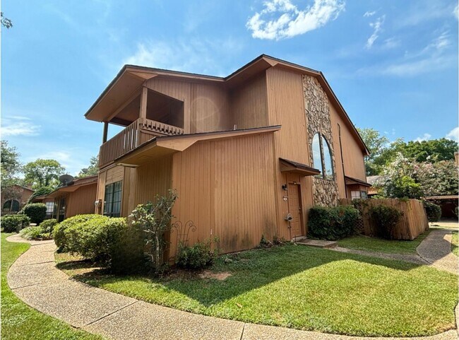 Building Photo - BEAUTY IN EASTWOOD ON THE BAYOU
