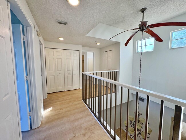 Building Photo - 2005 Mariposa Vista Ln