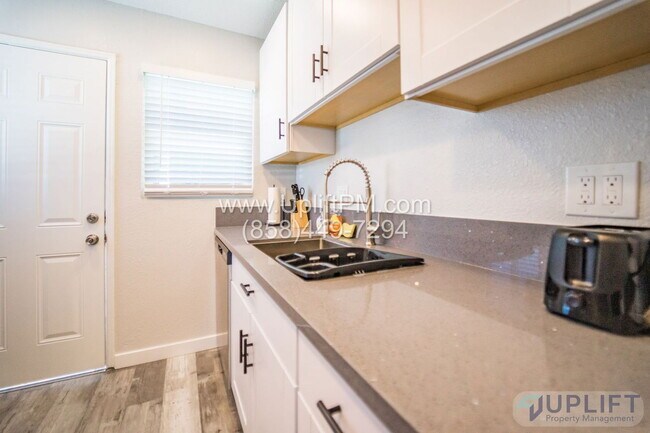 Building Photo - 4233 Swift Ave