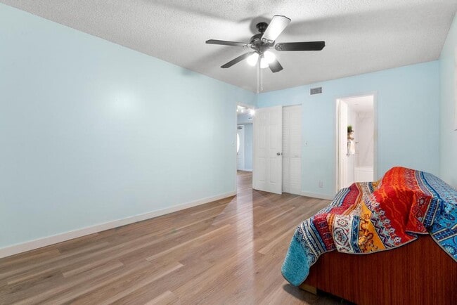 Building Photo - 124 Lake Constance Dr