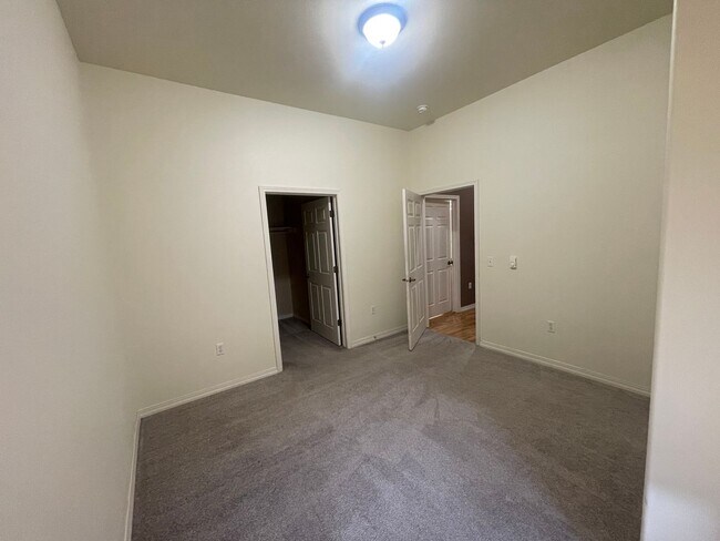Building Photo - Town House in Post falls