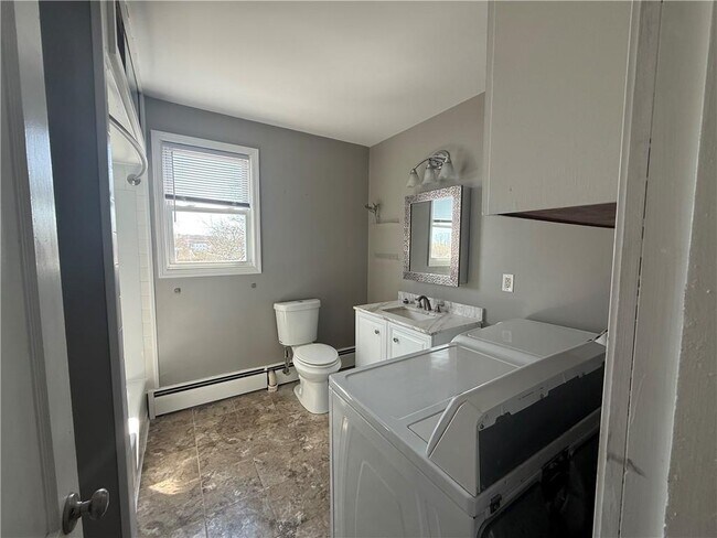 Building Photo - 10 Knight St