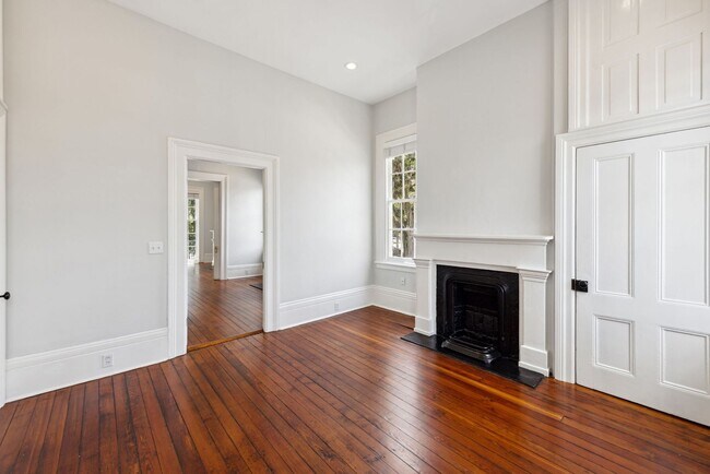 Building Photo - Historic One Bedroom Apartment in Downtown Savannah