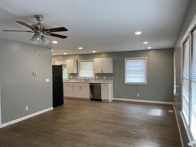 Building Photo - NEWLY RENOVATED 2 BED, 2 BATH HOME WITH GA...