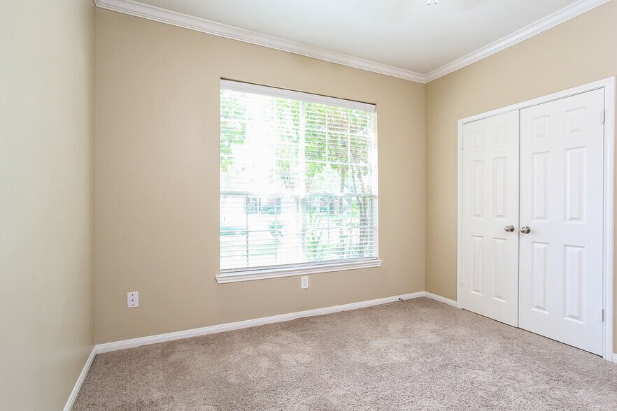 Building Photo - 16206 Hollow Rock Dr