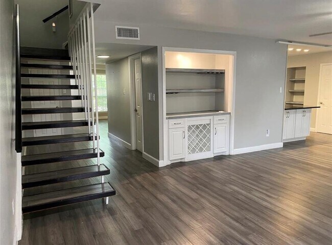 Building Photo - 10301 Briar Forest Dr