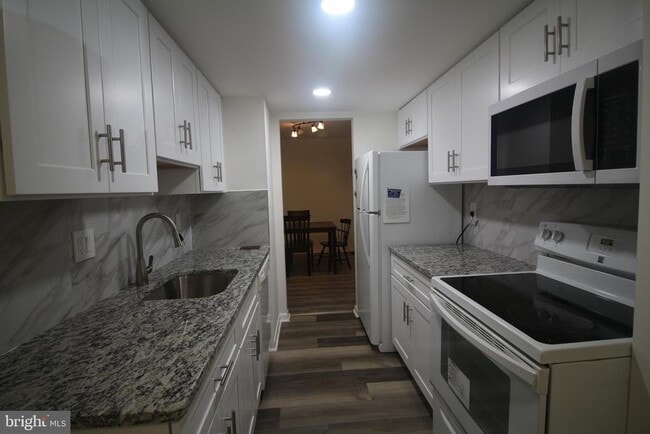 Building Photo - 7843 Briardale Terrace