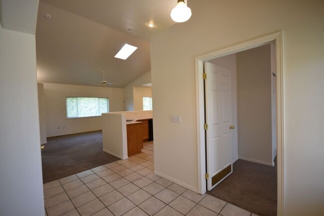 Building Photo - Cozy Pet-Friendly Rental in a Quiet Kennew...