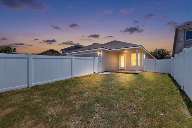 Building Photo - 18336 Friendship Hill Dr