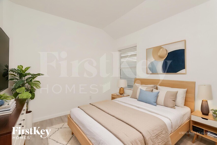 Building Photo - 10710 Vinateros Dr