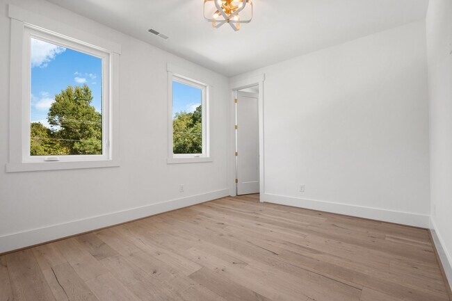 Building Photo - Custom 5 bedroom, 5 bathroom home with Woo...