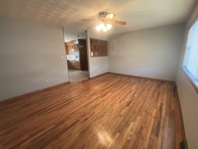 Building Photo - 837 S Link Ave