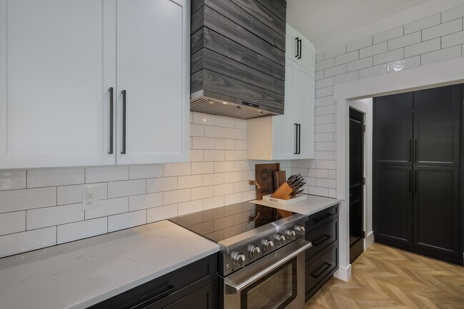 Large cooking range - pantry built in - 3224 S East Ave
