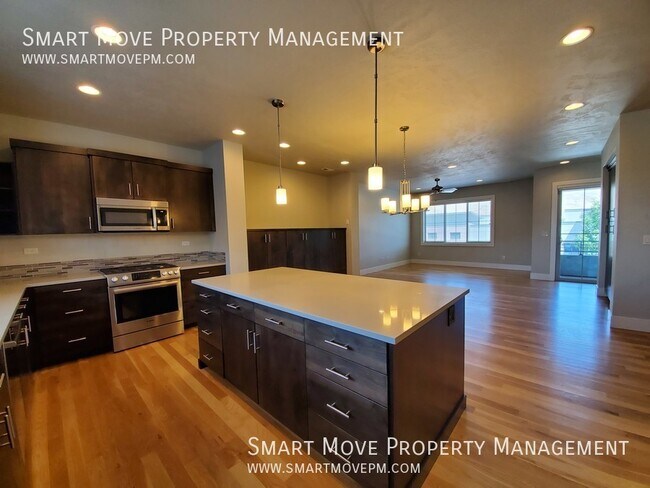 Building Photo - Executive East Boise Townhome on the Green...