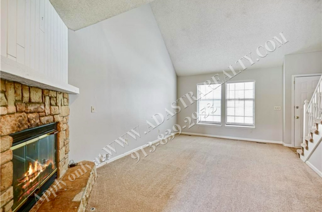 Building Photo - 3 Bed 1.5 Bath Duplex in Blue Valley Schoo...