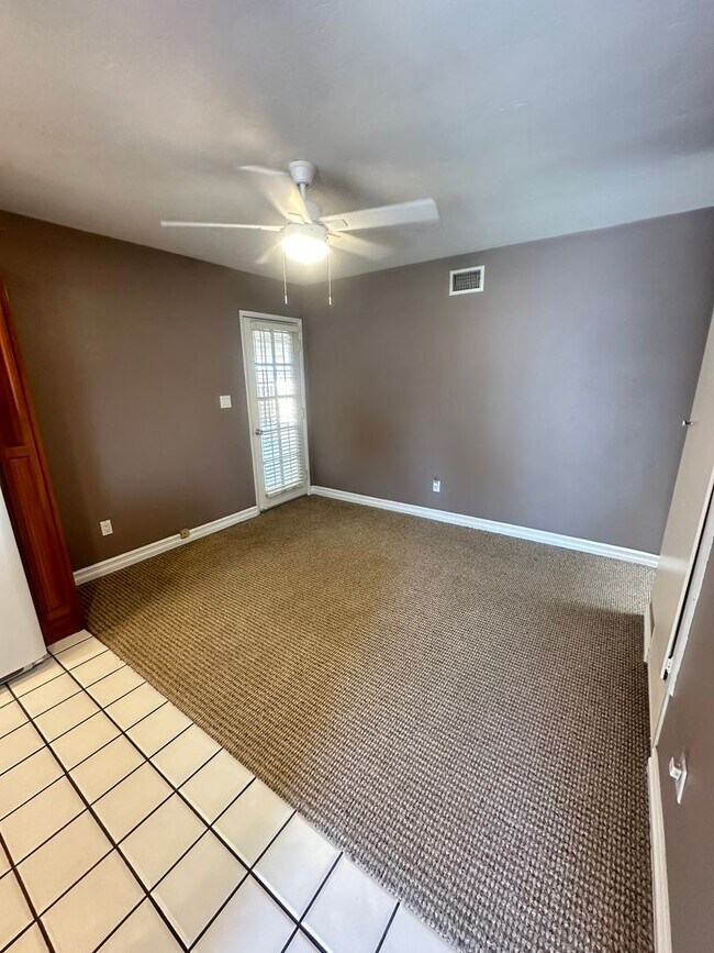 Building Photo - Beautifully landscaped 3BR/2BA house in La...