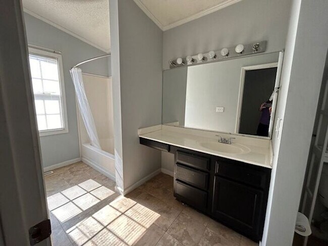 Building Photo - Nice 2 bedroom 2 bath home