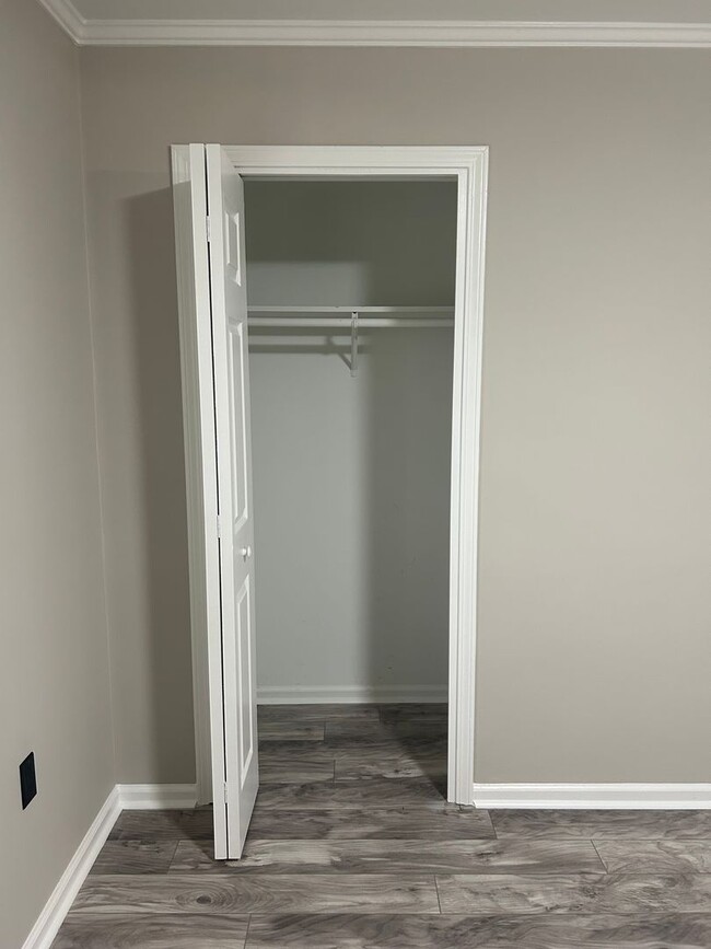 Building Photo - 5/3 Home Available Now!
