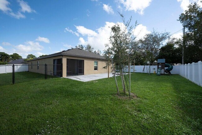 Building Photo - 414 SW Dahled Ave
