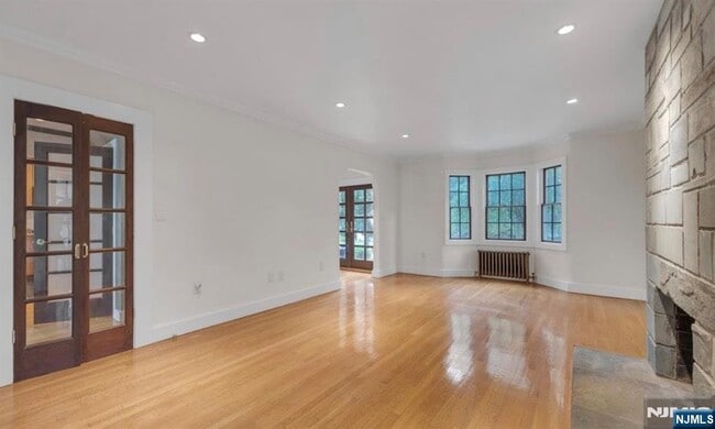 Building Photo - 278 Maple St