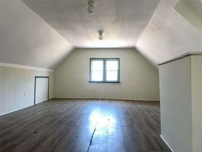 Building Photo - 216 Robinson St
