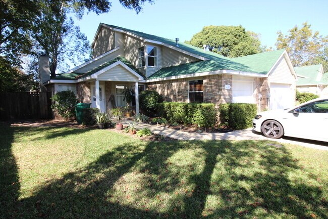 Primary Photo - Spacious 3 Bedroom Townhouse Near Hurlburt...