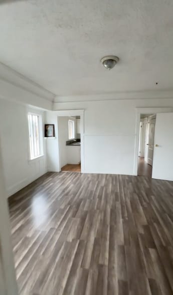 Building Photo - 822 W 42nd Pl