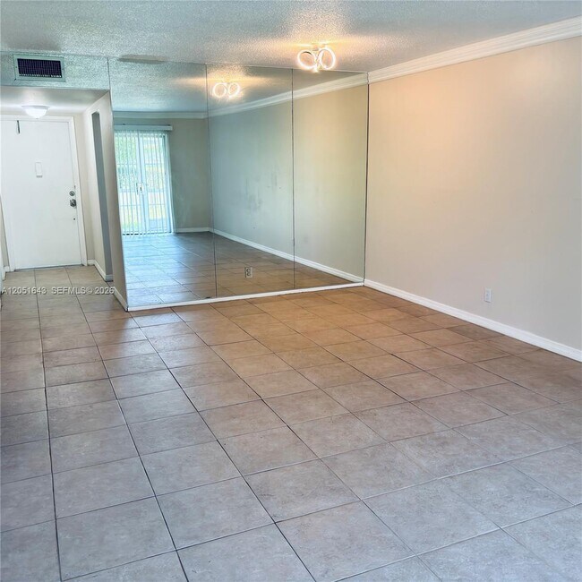 Building Photo - 950 Hillcrest Dr