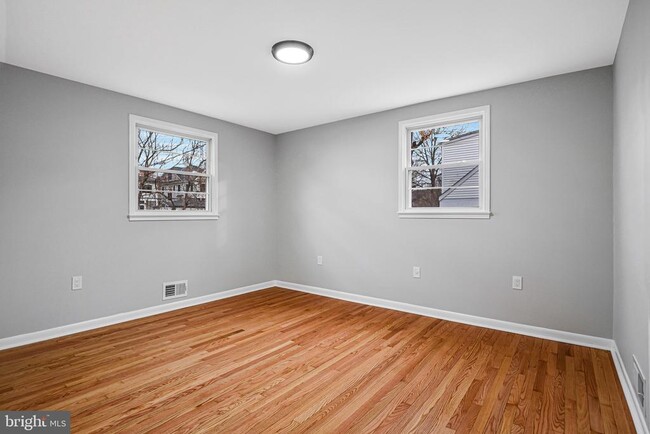 Building Photo - 617 N Wakefield St