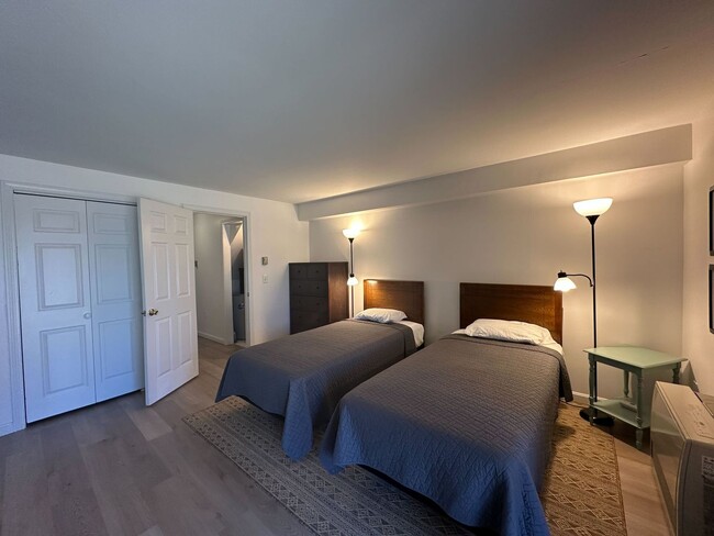 Building Photo - Beautiful Fully Furnished Seasonal 2 Bed 1...