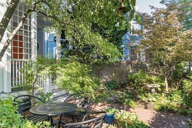 Building Photo - 381 Huron Ave