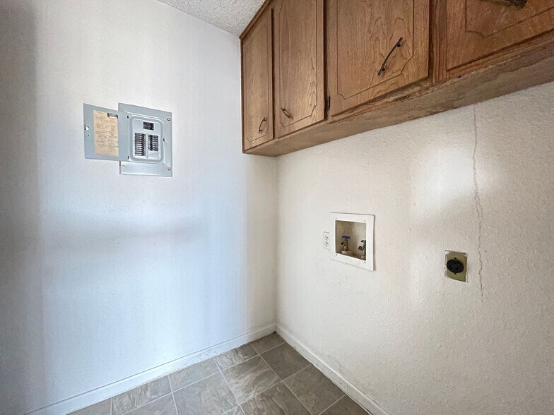 Building Photo - 3609 Hereford Ln