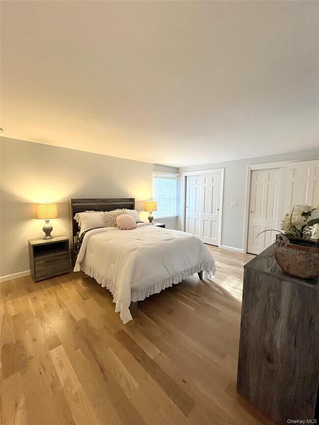 Building Photo - 25 Squires Ave