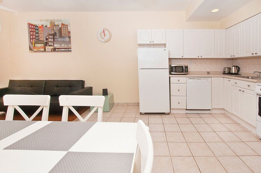 Building Photo - 236 E 80th St