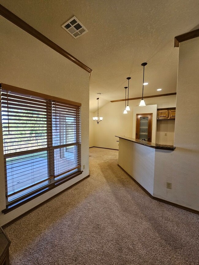 Building Photo - 3 (Bed)/(2) Bath + Office in Royal Oaks. N...