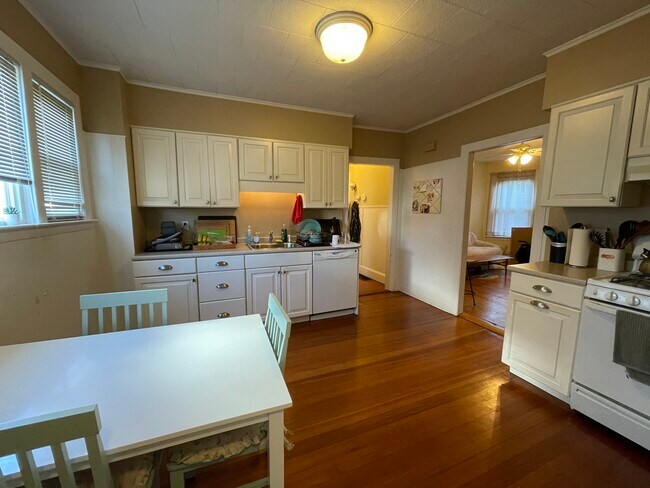 Building Photo - 21 College Ave