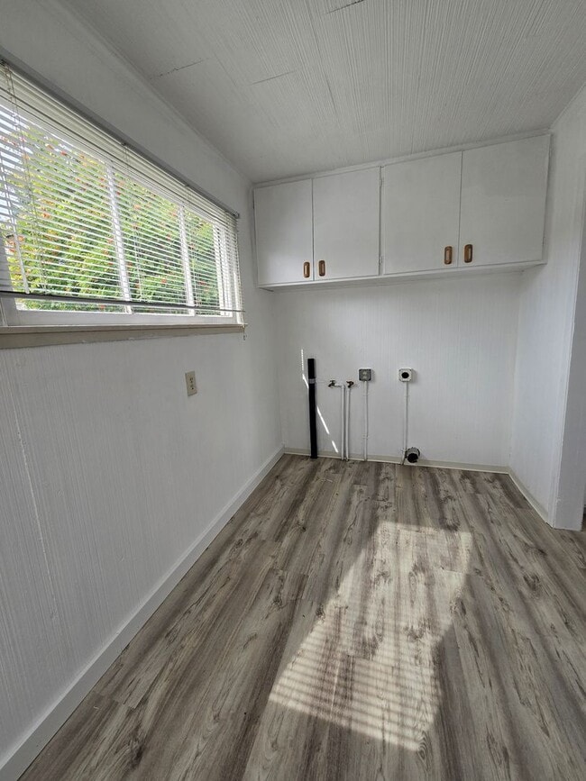 Building Photo - 1818 W 5th St