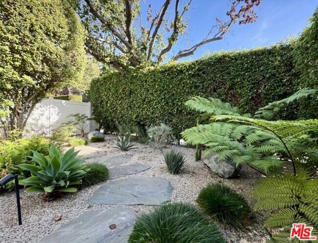 Building Photo - 805 N W Knoll Dr