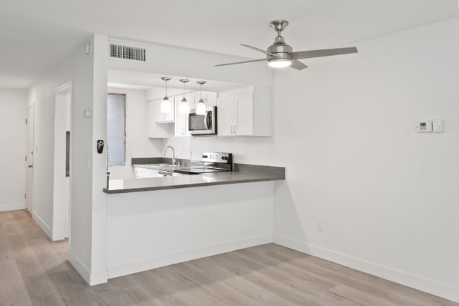 Building Photo - 712 S Fernwood St