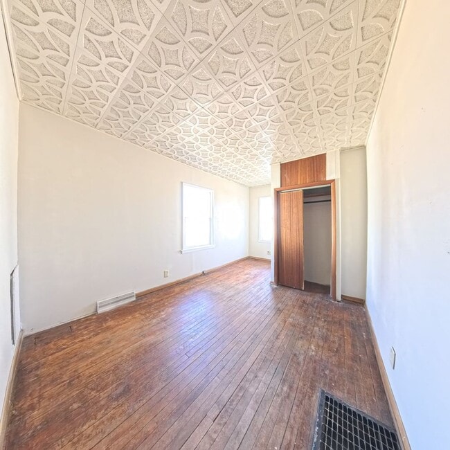 Building Photo - 2 Bedroom on the East Side with Garage