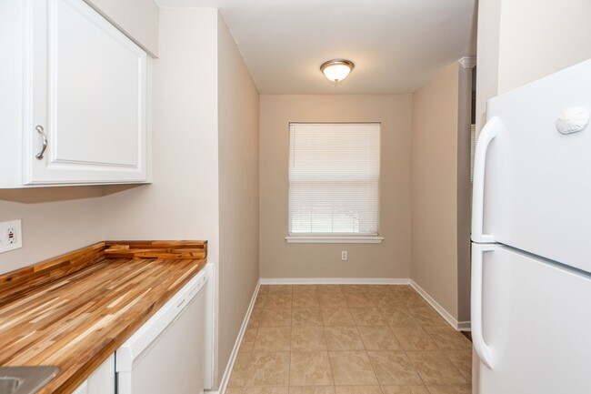 Building Photo - 2 Bedroom 2.5 Bath Townhouse in The Arbor ...