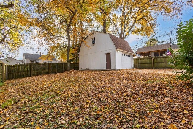 Building Photo - 3537 Buckingham St