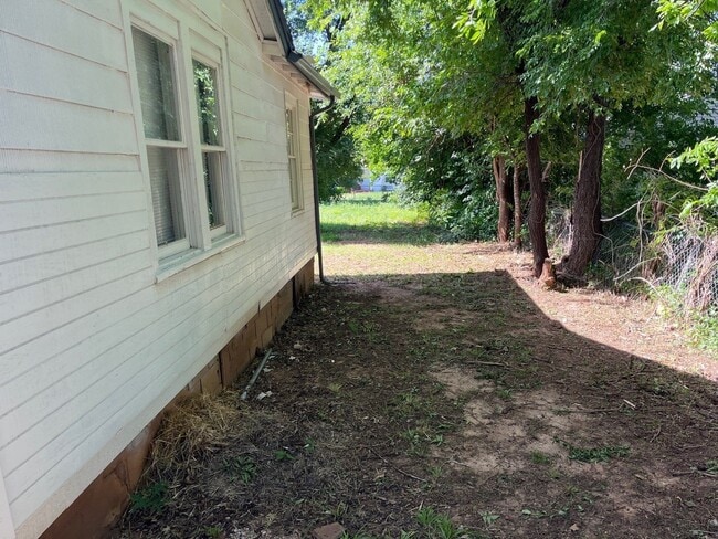 Building Photo - 2912 N Independence Ave