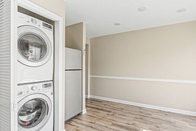 Building Photo - Two bedroom, one and a half bath interior townhome in Mechanicsburg