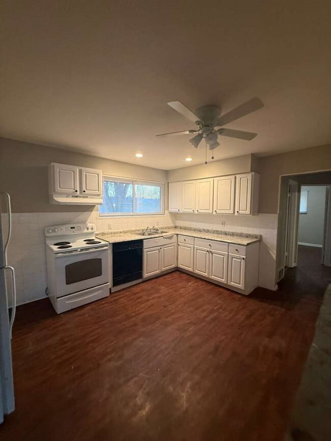 Building Photo - "Charming 3-Bedroom Gem on Walker Avenue – Cozy Living in St. Louis!"  Section 8 Welcome