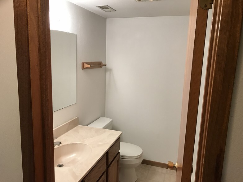Large Bath with linen closet - 3117 Northwood Dr