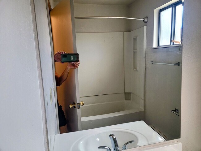 Building Photo - quiet cul-de-sac, new carpet, paint and ap...